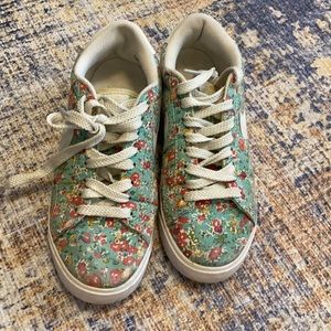 Free with purchase of 2 items !Nike floral shoes